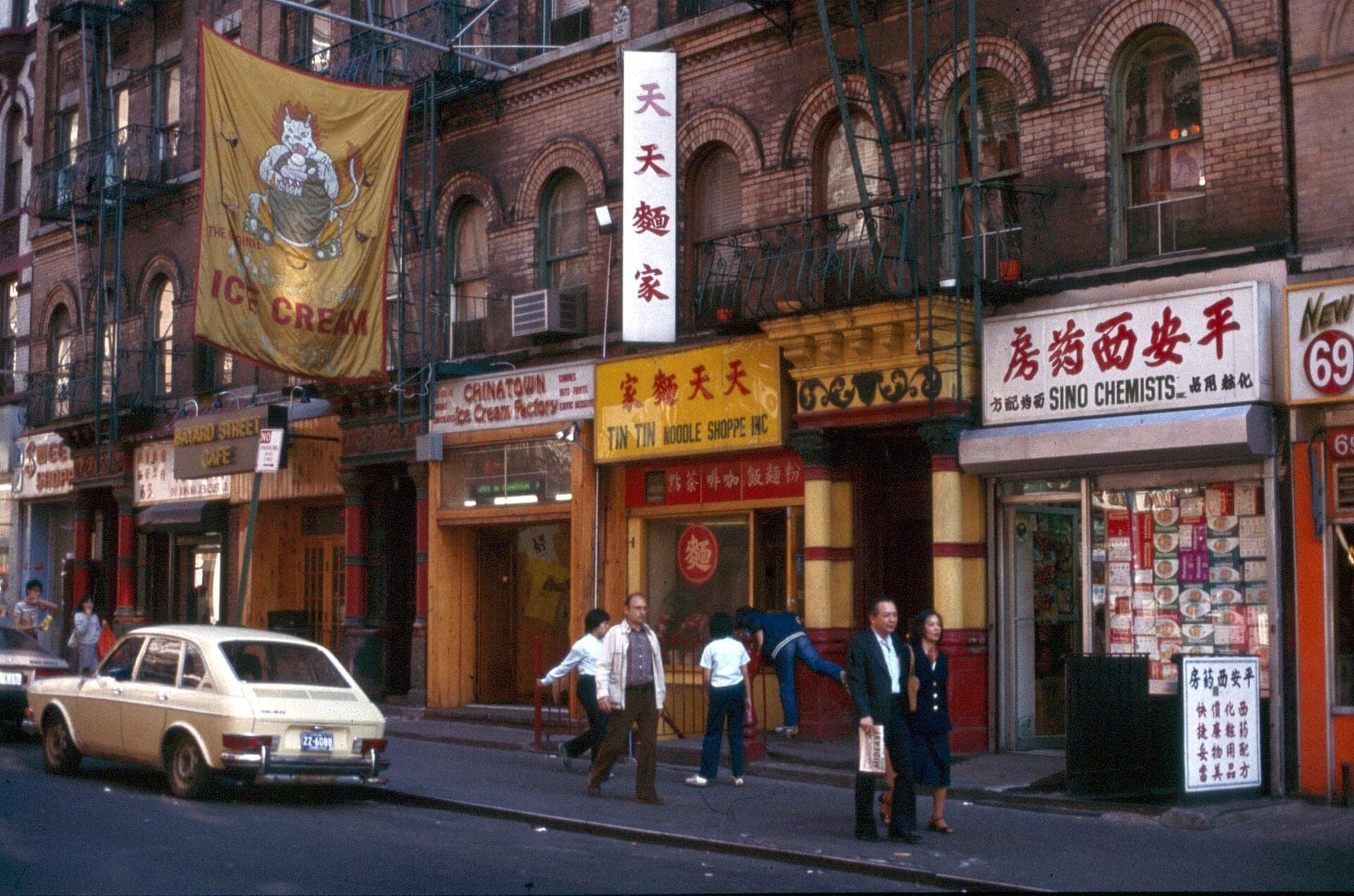New York-Chinatown-10-Bayard-Str.-Laeden-1982-gje